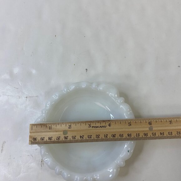 Vintage Anchor Hocking 1960s White Scalloped Edge Ashtray - Picture 5 of 5